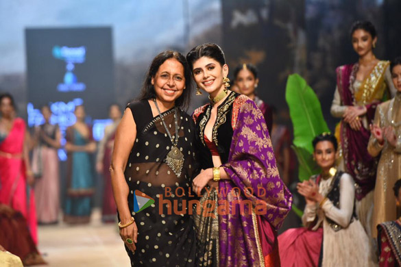 photos sanjana sanghi warina hussain and kanika kapoor walk the ra 1