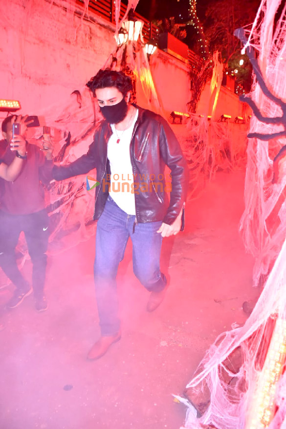 photos sara ali khan janhvi kapoor aryan khan ananya panday and others snapped at organ awatramanis halloween party 9