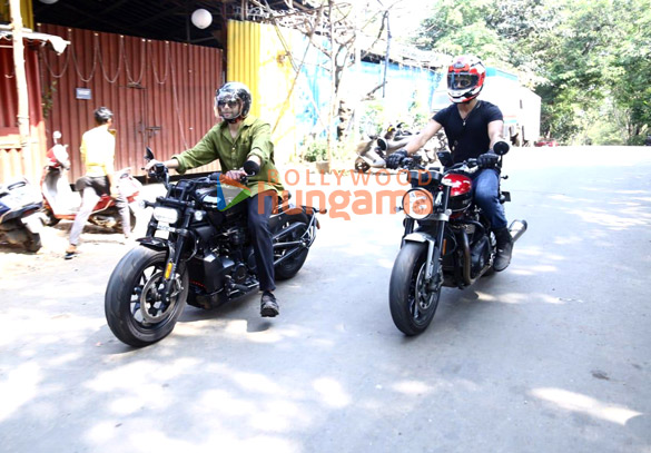 photos siddhant chaturvedi and ishaan khatter arrive on bikes on bigg boss 16 set for phone bhoot promotions 5