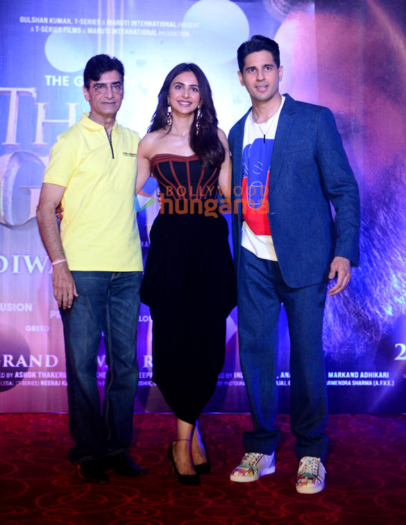 photos sidharth malhotra rakul preet singh and indra kumar snapped promoting their film thank god at pvr plaza in new delhi 1
