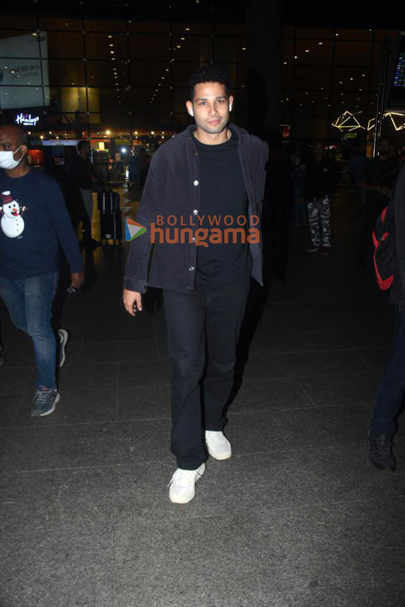 photos sidharth malhotra ranveer singh malaika arora and others snapped at the airport3 1