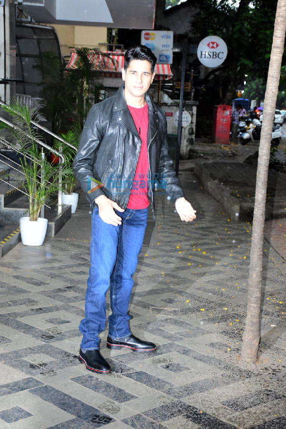 Photos: Sidharth Malhotra snapped in Bandra