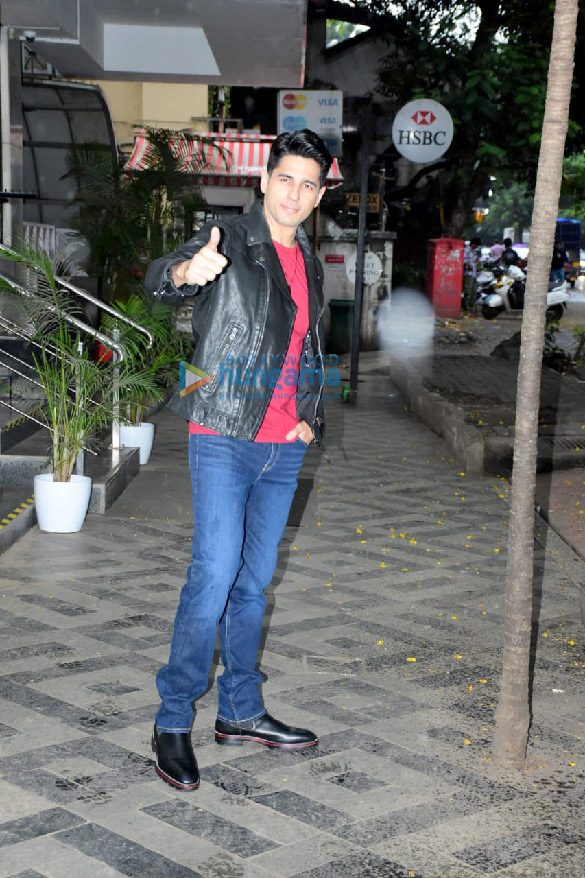photos sidharth malhotra snapped in bandra 2 2