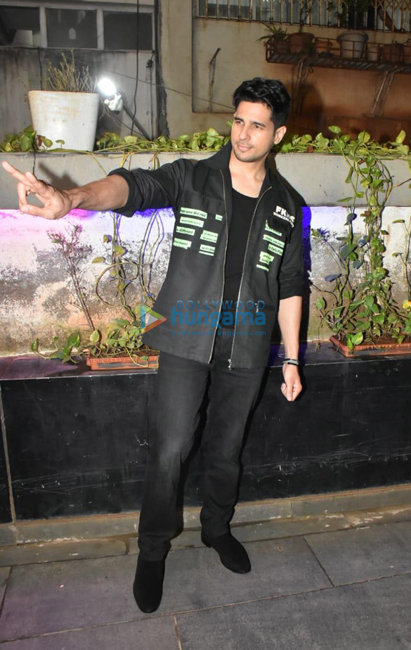 photos sidharth malhotra snapped in santacruz 4