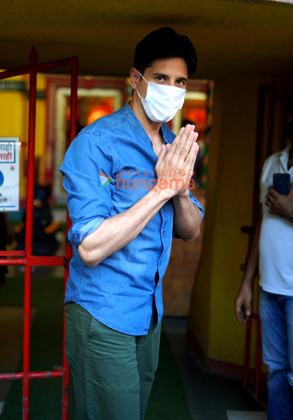Photos: Sidharth Malhotra spotted at Mukteshwar Temple in Juhu Photos: Sidharth Malhotra spotted at Mukteshwar Temple in Juhu