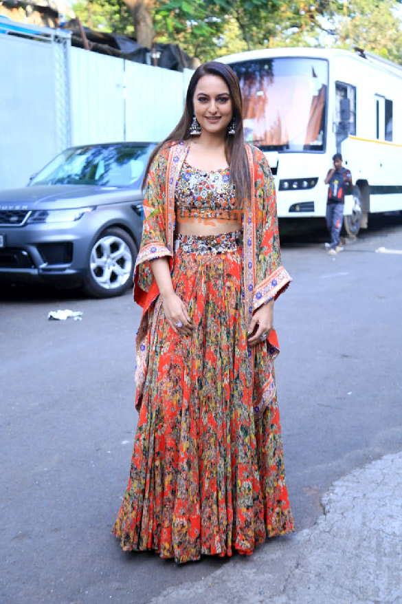 photos sonakshi sinha and huma qureshi snapped promoting double xl on indian idol 4