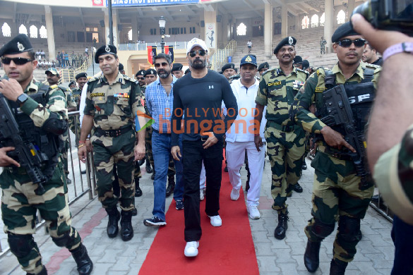 photos suniel shetty snapped during the bsf marathon 2022 at jcp attari 3