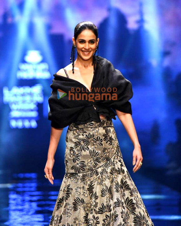 photos tara sutaria and genelia dsouza turn showstoppers on day 4 of the lakme fashion week 2022 4