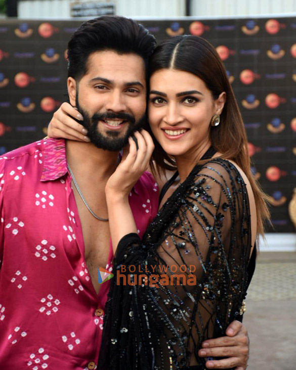 Photos Varun Dhawan And Kriti Sanon Promote Bhediya In Mumbai 1