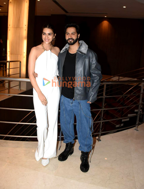 photos varun dhawan and kriti sanon promote bhediya in mumbai 1