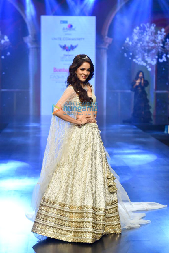photos vidya malvade and tulsi kumar walk the ramp at the bombay times fashion week 2022 3