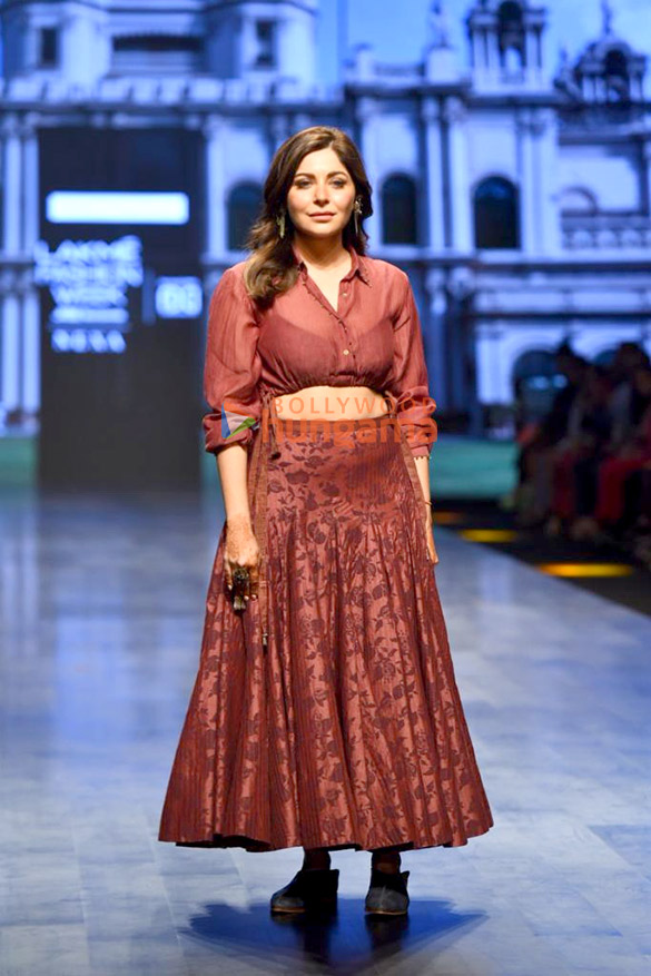 photos warina hussain and kanika kapoor walk the ramp as the show stoppers for swati kapoor at the lakme fashion week 2022 2