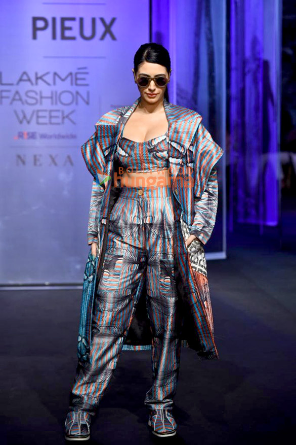 photos warina hussain and kanika kapoor walk the ramp as the show stoppers for swati kapoor at the lakme fashion week 2022 3
