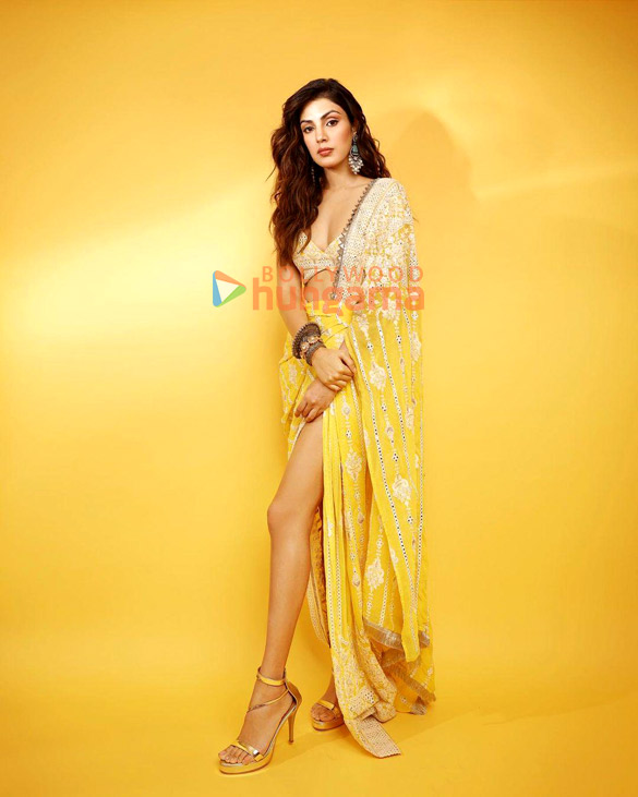 rhea chakraborty 5 7