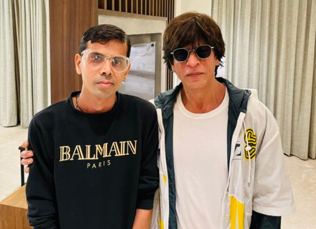 Shah Rukh Khan invites fans to five-star restaurant for dinner in Chennai after wrapping a schedule of Atlee Kumar’s Jawan; see photos Shah Rukh Khan invites fans to five-star restaurant for dinner in Chennai after wrapping a schedule of Atlee Kumar’s Jawan; see photos