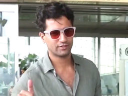 The charming Vicky Kaushal gets clicked at the airport while posing for a selfie with fan
