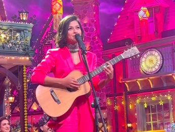 Yohani sings Manike song in her beautiful voice on Kapil Sharma show Yohani sings Manike song in her beautiful voice on Kapil Sharma show