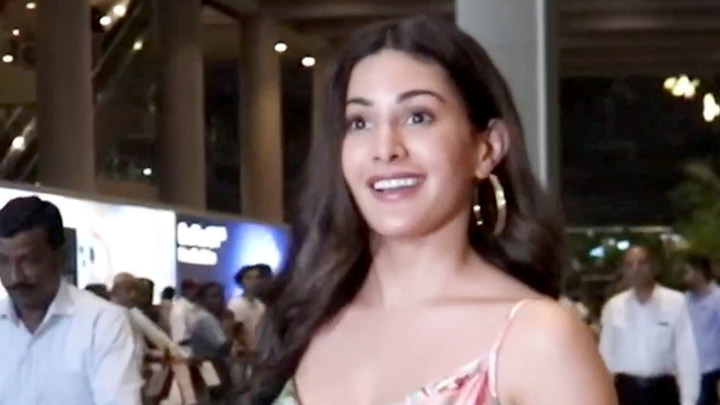 Amyra Dastur has a fun chit chat with paps at the airport