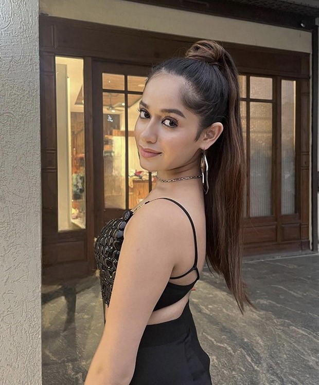 Jannat Zubai makes a stunning appearance in black bustier and black skirt 