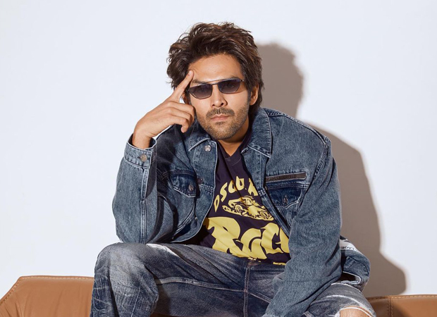Kartik Aaryan paying the phone bill before receiving Superstar Of The Year award is every middle-class person ever! Kartik Aaryan paying the phone bill before receiving Superstar Of The Year award is every middle-class person ever!