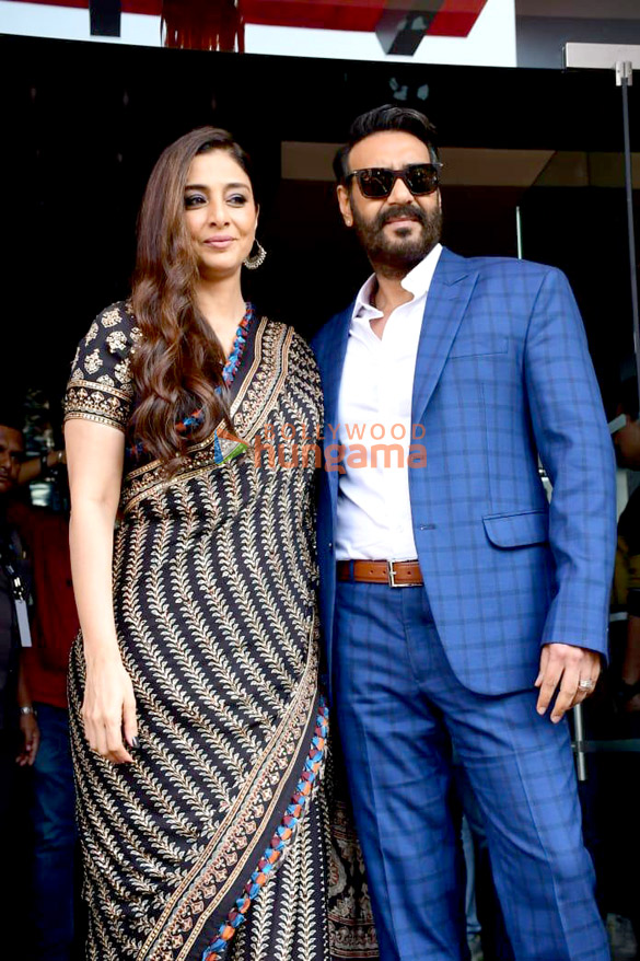 photos ajay devgn and tabu snapped promoting drishyam 2 on sets of the show jhalak dikhla jaa 2