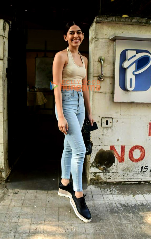 photos alaya f snapped outside a dental clinic in juhu 4