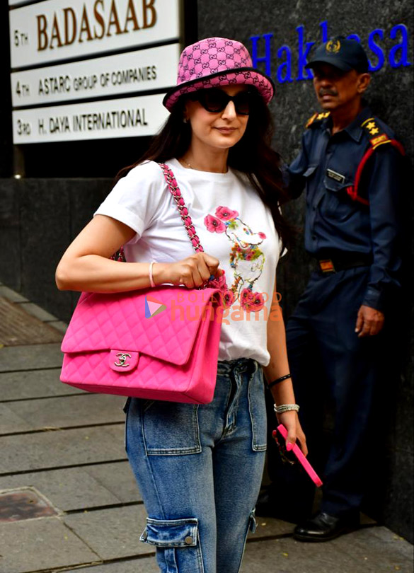 photos amisha patel spotted outside a cafe in bandra 2