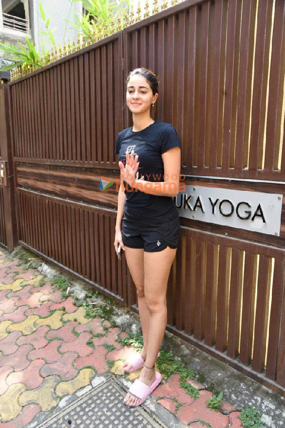 Photos: Ananya Panday spotted outside a Yoga center in Khar Photos: Ananya Panday spotted outside a Yoga center in Khar