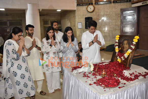 photos celebs attend the prayer meet of the late actor tabassum govil 12