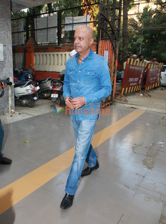 photos celebs attend the prayer meet of the late actor tabassum govil 5