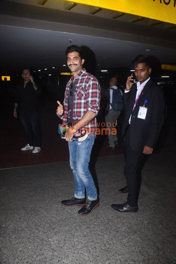 photos deepika padukone akshay oberoi and karan singh grover snapped at the airport 4