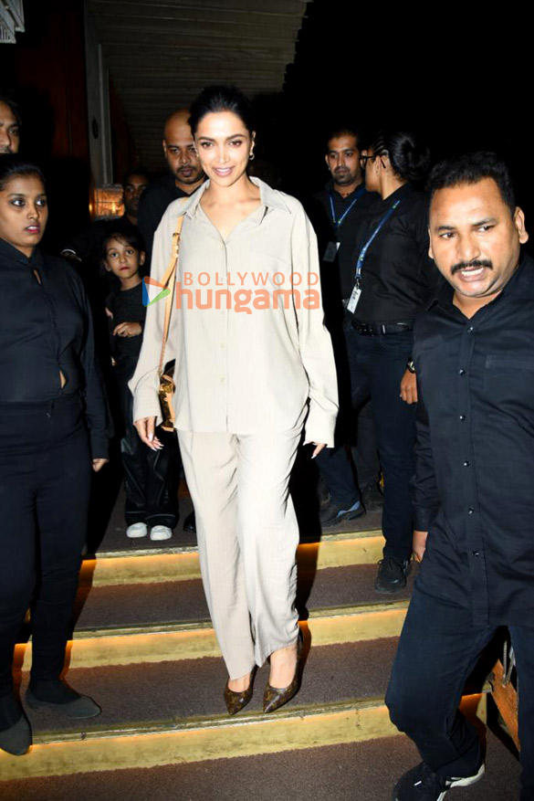 Photos: Deepika Padukone snapped at Bastian in Worli Photos: Deepika Padukone snapped at Bastian in Worli