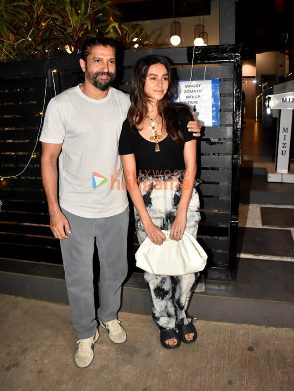 photos farhan akhtar and shibani dandekar snapped at mizu in bandra 1