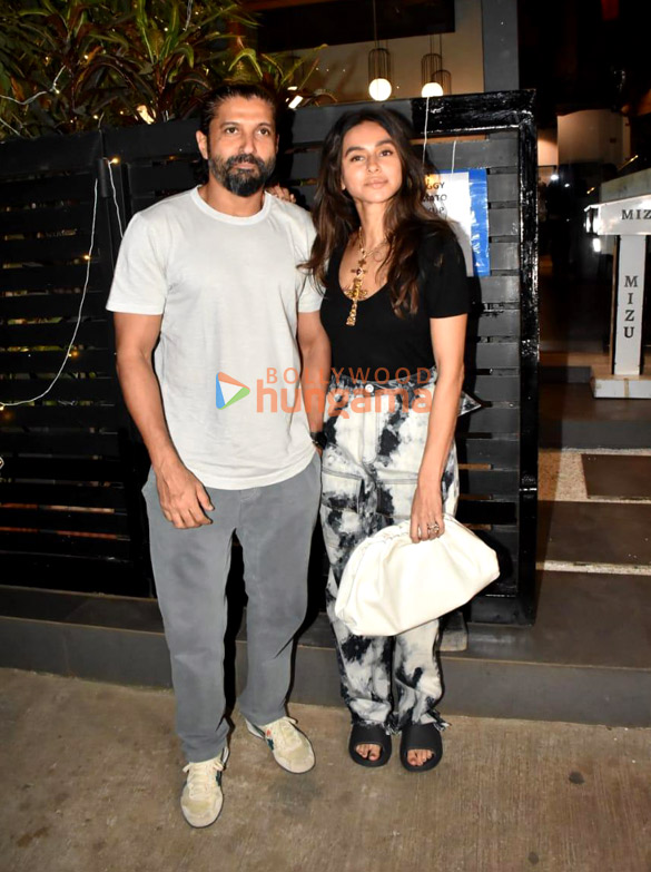 photos farhan akhtar and shibani dandekar snapped at mizu in bandra 2