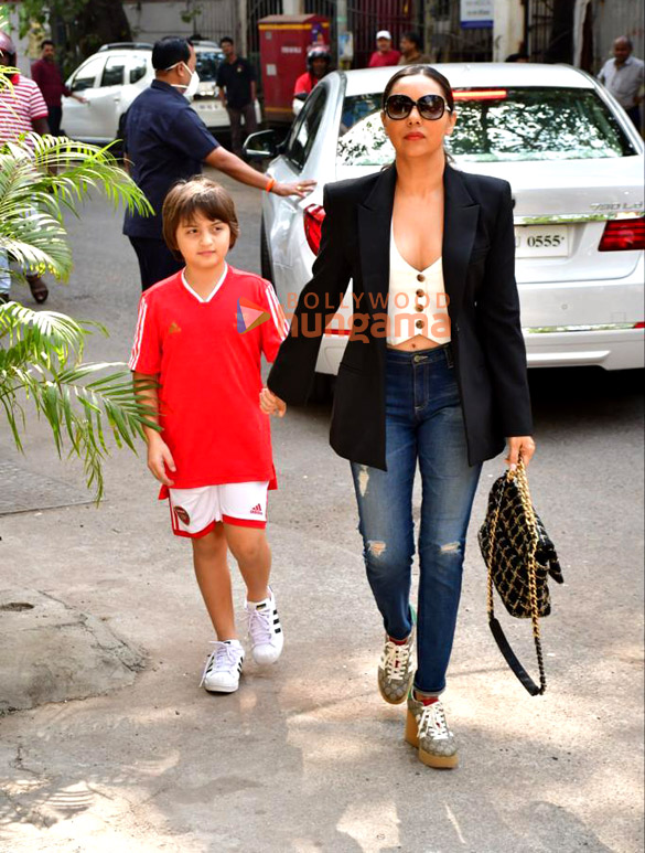 photos gauri khan and abram khan snapped outside a cafe in bandra 55 1