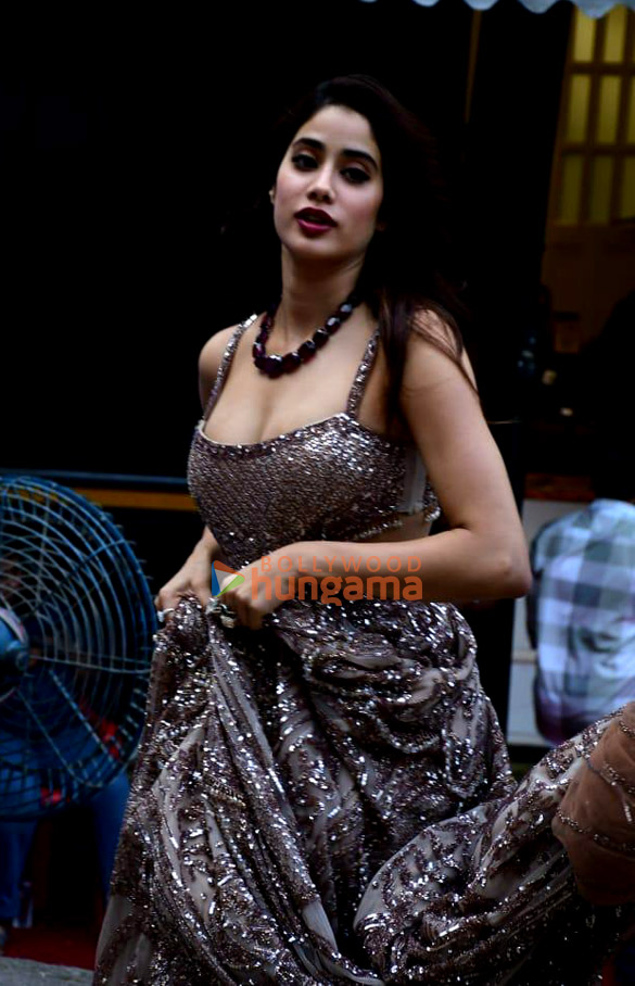 photos janhvi kapoor snapped on location of shoot 4