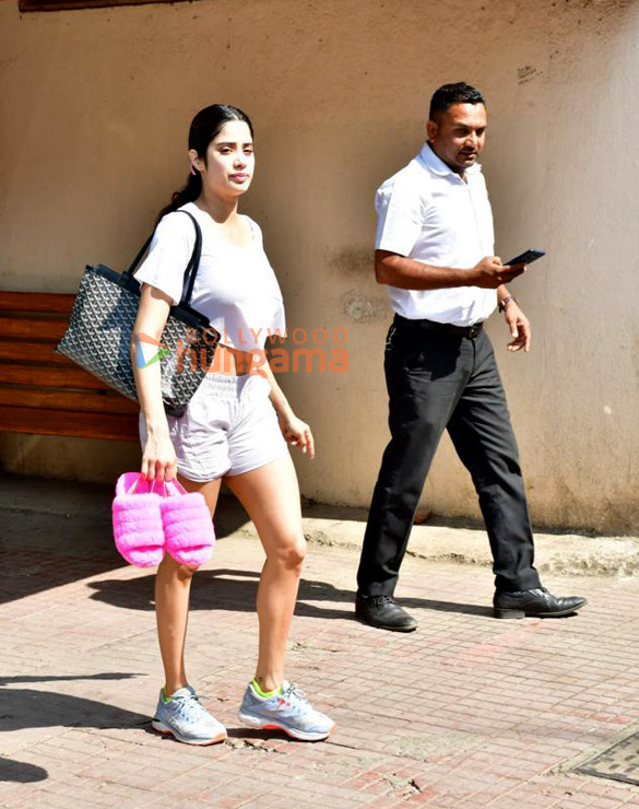 photos janhvi kapoor snapped outside a pilates studio 2