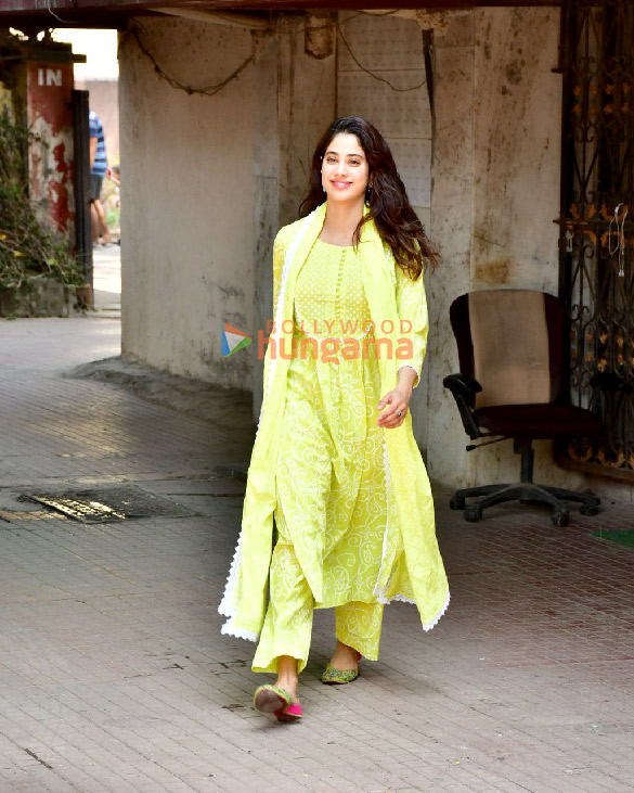 photos janhvi kapoor spotted outside the gym in bandra 1