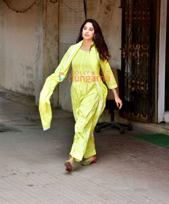 photos janhvi kapoor spotted outside the gym in bandra 3