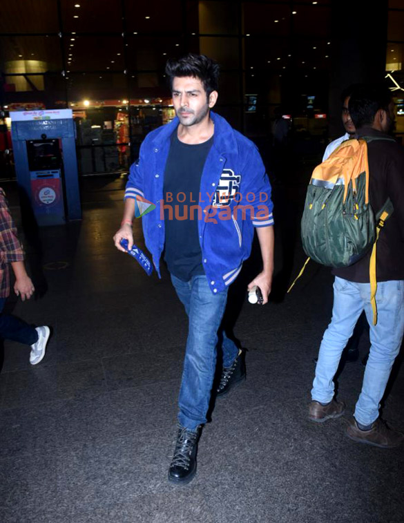Photos: Kartik Aaryan snapped at the airport Photos: Kartik Aaryan snapped at the airport