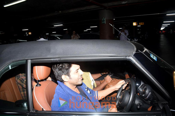 photos kartik aaryan snapped at the airport 6