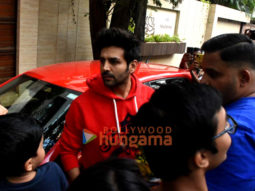 Photos: Kartik Aaryan snapped celebrating her birthday with fans
