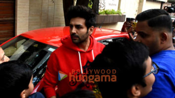 Photos: Kartik Aaryan snapped celebrating her birthday with fans