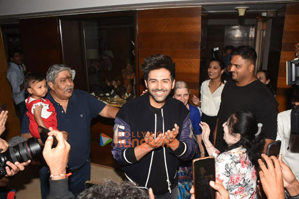 photos kartik aaryan snapped promoting freddy in juhu 4