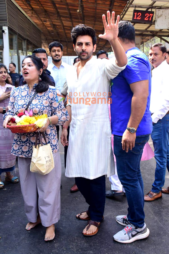 photos kartik aaryan snapped visiting siddhivinayak temple on his birthday 1