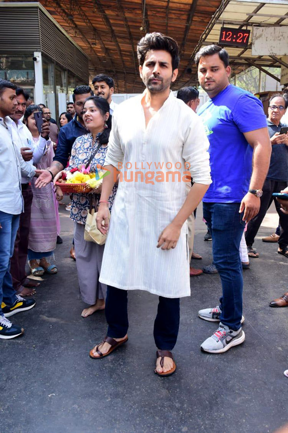 photos kartik aaryan snapped visiting siddhivinayak temple on his birthday 2