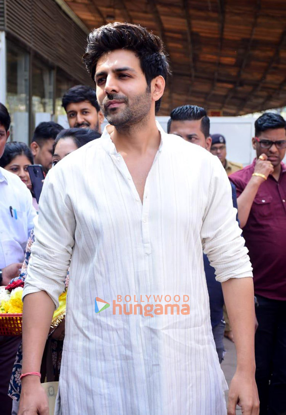 photos kartik aaryan snapped visiting siddhivinayak temple on his birthday 4