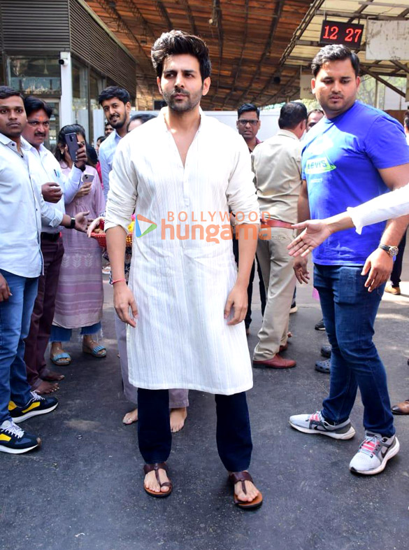 photos kartik aaryan snapped visiting siddhivinayak temple on his birthday 5