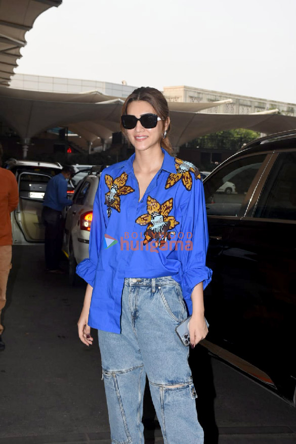 Photos: Kriti Sanon, Amyra Dastur, Shilpa Shetty and Raveena Tandon snapped at the airport Photos: Kriti Sanon, Amyra Dastur, Shilpa Shetty and Raveena Tandon snapped at the airport