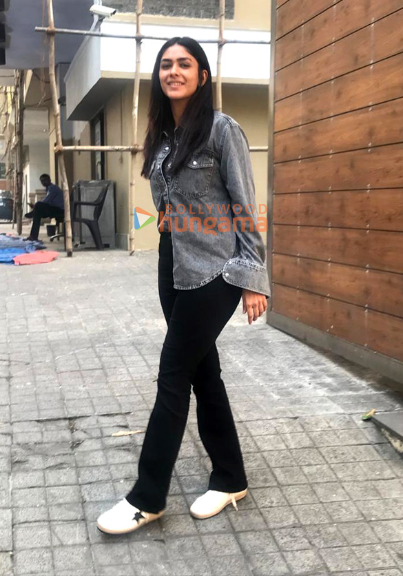 photos pooja hegde mrunal thakur and others snapped in bandra 4